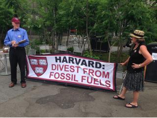 People on the Harvard campus seeking signatures for Harvard divestment from fossil fuels, May 2015.